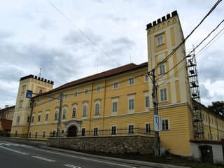 Kaštieľ v Žiari nad Hronom opäť privíta návštevníkov, mesto obnovilo jeho prehliadky