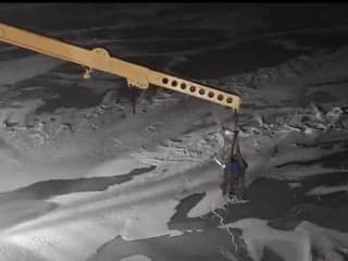 VIDEO: Dvaja ľudia uviazli na ľadovej kryhe na mori, záchranári ich vytiahli žeriavom