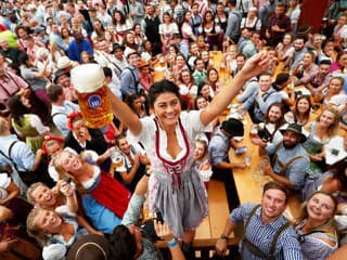 Kompletný sprievodca Oktoberfestom, pivo bude opäť drahšie ako vlani