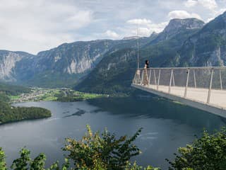 Tento výhľad z rakúskych Álp vás dostane: Plošina visí 360 metrov nad rozprávkovou dedinou