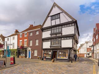 Vyzerá, že sa zrúti, ale stojí majland: Jedna z top atrakcií Canterbury je na predaj