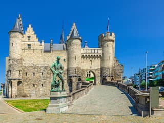 Priamo v srdci Antverp: Stredoveký hrad Het Steen ukrýva aj sošku s magickou silou
