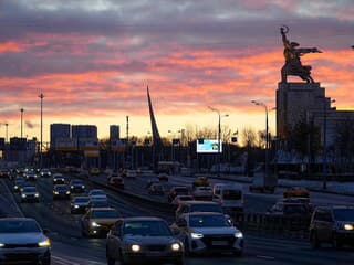 Kvôli rušičkám dronov majú vozidlá Porsche a BMW v Rusku problém