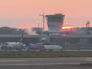 Bizarný prípad z letiska: Muž chcel nelegálne prekročiť hranicu, prilepil si uši k hlave