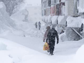 Ľudia vyliezajú z bytov oknami: Kamčatka zažíva najhoršiu snehovú kalamitu za 50 rokov