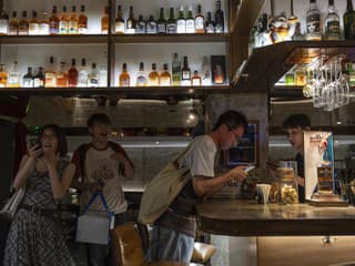 Mladí Číňania objavujú zdravé večierky, alkohol miešajú s medicínou