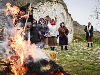 Moldavskí hobiti: V Rogojeni žijú v unikátnych domoch, dedina však vymiera