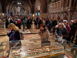 V Assisi sú po prvýkrát verejne vystavené pozostatky svätého Františka, lákajú davy