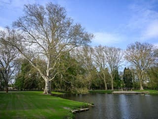 Neuveriteľné: V sobotu otvorili zrevitalizovaný historický park v Stupave, v nedeľu bol poničený!