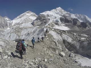 Everest praská vo švíkoch, odborníci varujú pred nadmerným počtom horolezcov