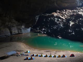 Hang Son Doong je najväčšou jaskyňou sveta, dá sa v nej aj stanovať