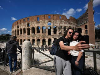 Rekonštrukcia rímskeho Kolosea pripomenie dávno zrútené stĺpy pred arénou