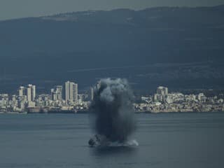 Aerolinky rušia lety na Blízky východ, výbuchy počuť aj v Dubaji