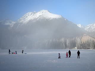 Kritická situácia v Tatrách: Lyžiarske strediská sú zatvorené, vlaky nejazdia