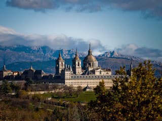 El Escorial je ikonickým symbolom španielskej moci, ukrýva tisíce relikvií aj unikátnu knižnicu