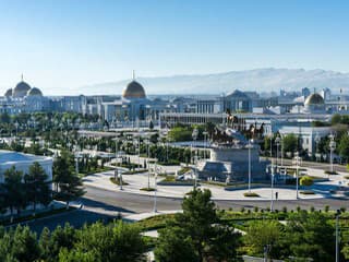Uzavreté Turkménsko mení stratégiu: Turistov láka bielym mramorom aj Bránou do pekla