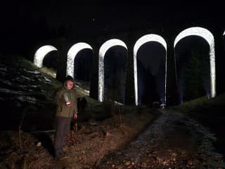 Prvýkrát v histórii: Chmarošský viadukt nasvietili, konajú sa pri ňom trhy
