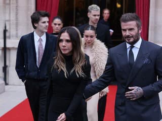 Rodina Beckhamových aj s priateľkami ich synov: Prvýkrát na verejnosti po kauze, Victoria získala prestížnu poctu