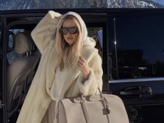 Ako nosiť farbu roka 2026 počas zimy?: Kombinujte ju s týmito kúskami a vytvoríte dokonalý základ celoročnej kapsuly