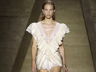 Farba roka 2026 podľa Pantone: Cloud Dancer – obláčiková biela v móde a interiéri