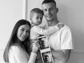 Známy slovenský futbalista bude opäť otcom: Z jeho snúbenice bude mladá dvojnásobná mamička