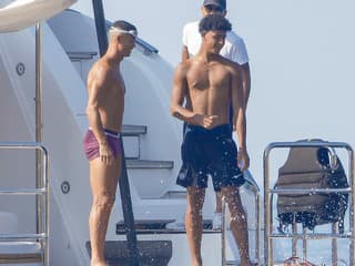 Cristiano Ronaldo Jr. pútal pohľady paparazzov: Zo syna futbalovej legendy vyrástol poriadny fešák, je celý otec