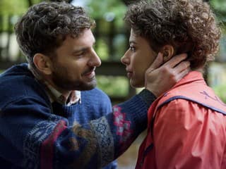 Z nenápadnej krásky hviezda: Adriána Brnčálová žiari v Sľube, v deji prekvapil ženích z Ruže pre nevestu