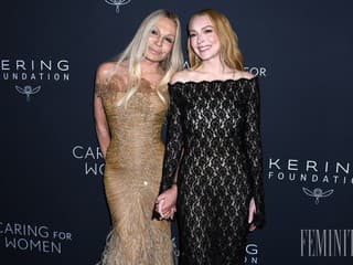 Premena histórie? Kráľovná plastík Donatella Versace sa takmer v 70-tke vracia k prirodzenému vzhľadu