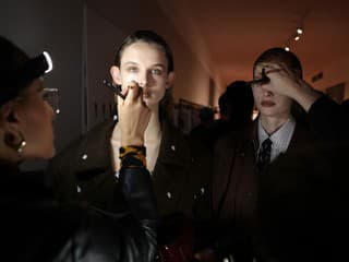 Zlieva sa vám make-up na jeseň do šupiniek?: Problém je často v tom, čo dávate pod neho, tento trik pomôže!