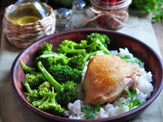 Zdravé marinované grécke kura s ryžovým pilafom a brokolicou: Neobyčajné a ľahké spojenie chutí