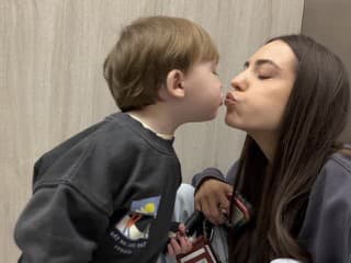 Smrť v Sľube, návrat do Dunaja: Ráchel Šoltésová opäť žiari v dobovom seriáli, podarilo sa jej skĺbiť materstvo aj herectvo