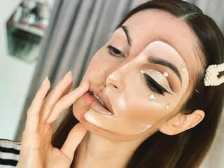 VIDEO: Tipy na halloweenske líčenie od make-up artistky, dôraz sa kladie na kontrasty medzi jemnými a extrémnymi prvkami