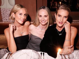 Sviatočné účesy, ktoré vyzerajú luxusne a trvajú päť minút: Toto zvládnete hravo doma v kúpeľni