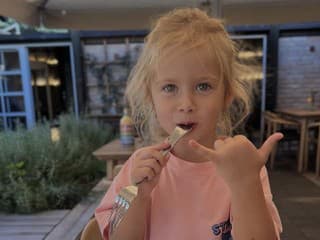 Nádherná dcérka Mareka Fašianga sa neskutočne na známeho herca podobá: Olívia rastie do krásy a otcove črty nezaprie