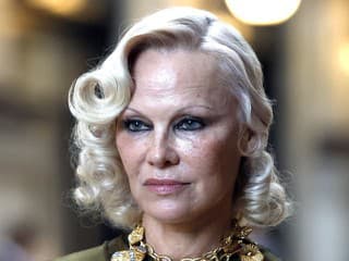 Pamela Anderson sa opäť nalíčila: Zvodný pohľad je späť, no jeden detail vás prekvapí