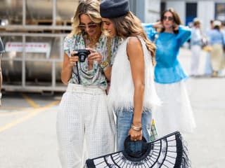 Biely top ako módny statement? Stylisti ukazujú, čo je dnes IN a čo už OUT