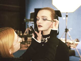 Krása ženy napísaná hviezdami: Sviatočné líčenie v znamení elegancie a slobody Gabrielle Chanel