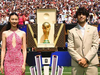 Carlos Alcaraz a Hoyeon predstavili s futbalovými legendami trofej uloženú v ikonickom kufri Louis Vuitton