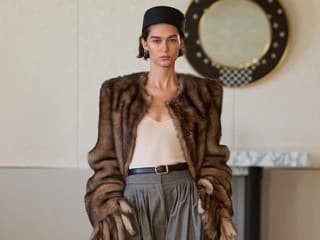 Trendy doplnky do vlasov, ktoré ovládnu rok 2026: Od šatiek a čeleniek po štýlové klobúky