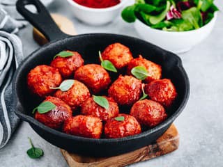 Kuracie mäsové guľky v krémovej omáčke zo sušených paradajok: Ideálne s cestovinami alebo cesnakovým chlebom