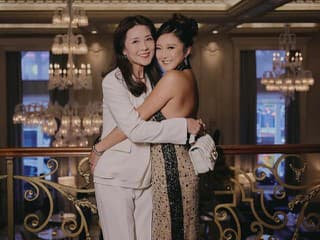 S mamou sú ako sestry, no keď mala pätnásť bojovala o život: Temné tajomstvo hviezdy Emily in Paris vás šokuje