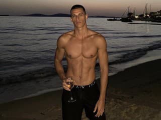 Pracoval s Kendall Jenner, dnes je ženíchom Ruže pre nevestu: Kto je v skutočnosti Adrián Chabada?