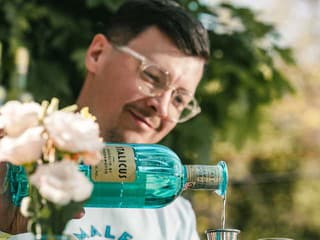 Leto 2026: Sober curious mení pravidlá pitia, ľudia síce pijú menej alkoholu, no na drinkoch si dávajú záležať