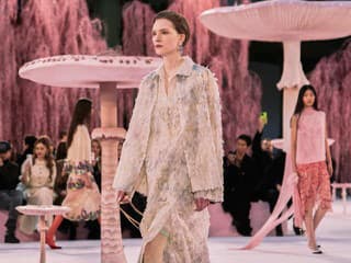 Matthieu Blazy debutuje v CHANEL: Haute Couture jar/leto 2026 ako intímny dialóg medzi ženou a odevom