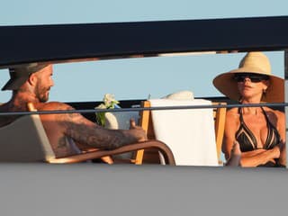 Victoria Beckham ukázala postavu v plavkách, no pozornosť púta najmä jej tajný trik proti starnutiu