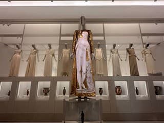 Móda, ktorá mení pohľad na ľudské telo. Navštívili sme Costume Art v The Met – výstavu, kde sa Dior, Chanel či Yves Saint Laurent stretávajú s umením