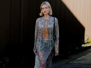 Priesvitné vrstvy sú späť: Tento trend je odvážny, no prekvapivo nositeľný