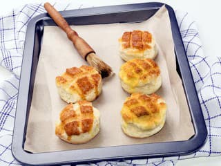 Tieto pagáčiky miznú z plechu rýchlejšie než vychladnú: Chrumkavá tvarohová klasika, ktorú zvládnete v priebehu pol hodiny