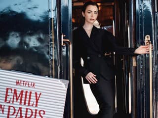Emily in Paris je späť a vo veľkom štýle: Ako budú vyzerať sviatky v podaní Lily Collins prvýkrát v trojici?
