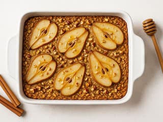 Pečené ovsené vločky s hruškami preliatymi hnedým maslom: Ideálne ľahké a sladké raňajky